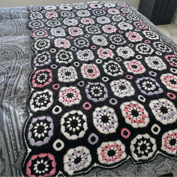 HP ⭐️ Handmade throw blanket | 39”W x 71” - Picture 13 of 15